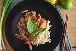 Thaise basilicum biefstukreepjes met rijst