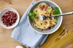 Pasta carbonara met kalkoenspekjes