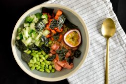 Quinoa poke bowl met zalm en passievruchten