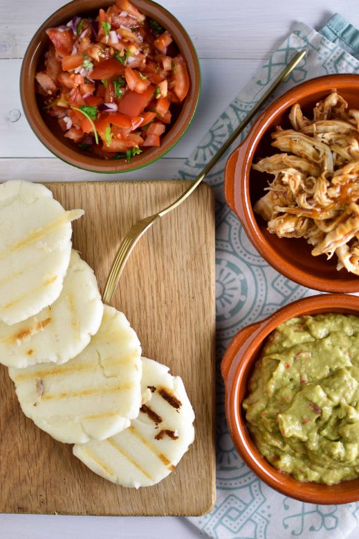 Arepas met pulled chicken, tomatensalsa en guac