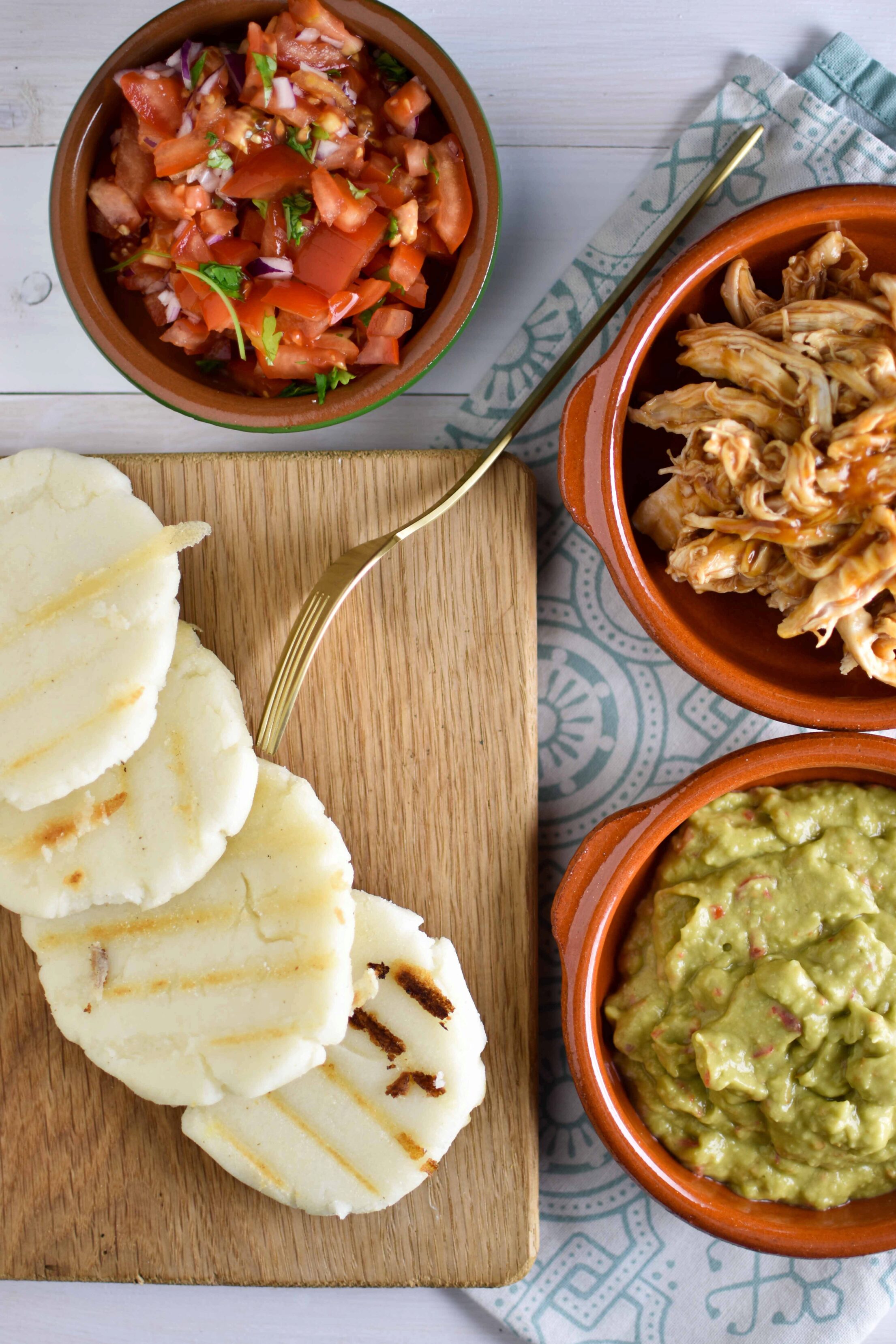 Arepas met pulled chicken, tomatensalsa en guac