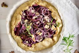 Bieten galette met rode ui