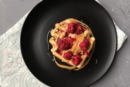 Pindakaas wafels met frambozen (gezonde wafels!)