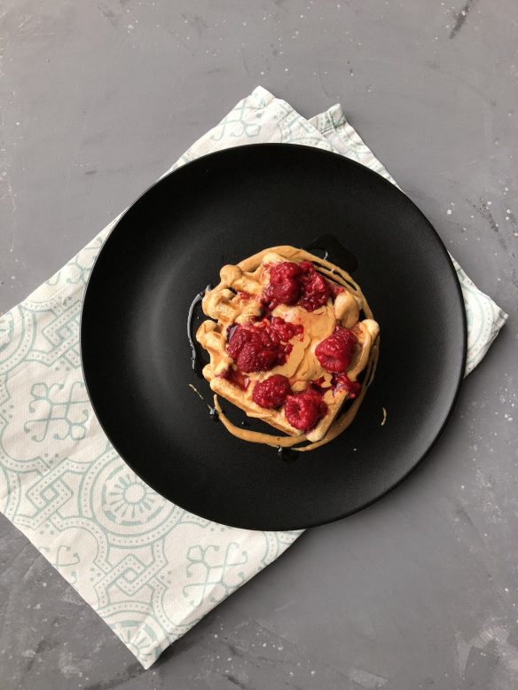 Pindakaas wafels met frambozen (gezonde wafels!)