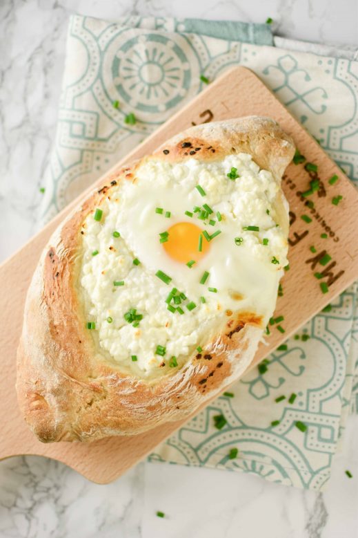 Khachapuri (Georgisch brood met kaas en ei)