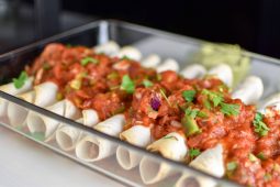 Pulled chicken taquitos met salsa