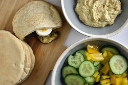 Sabich (Israëlische pita met gegrilde aubergine, eieren en tahin)