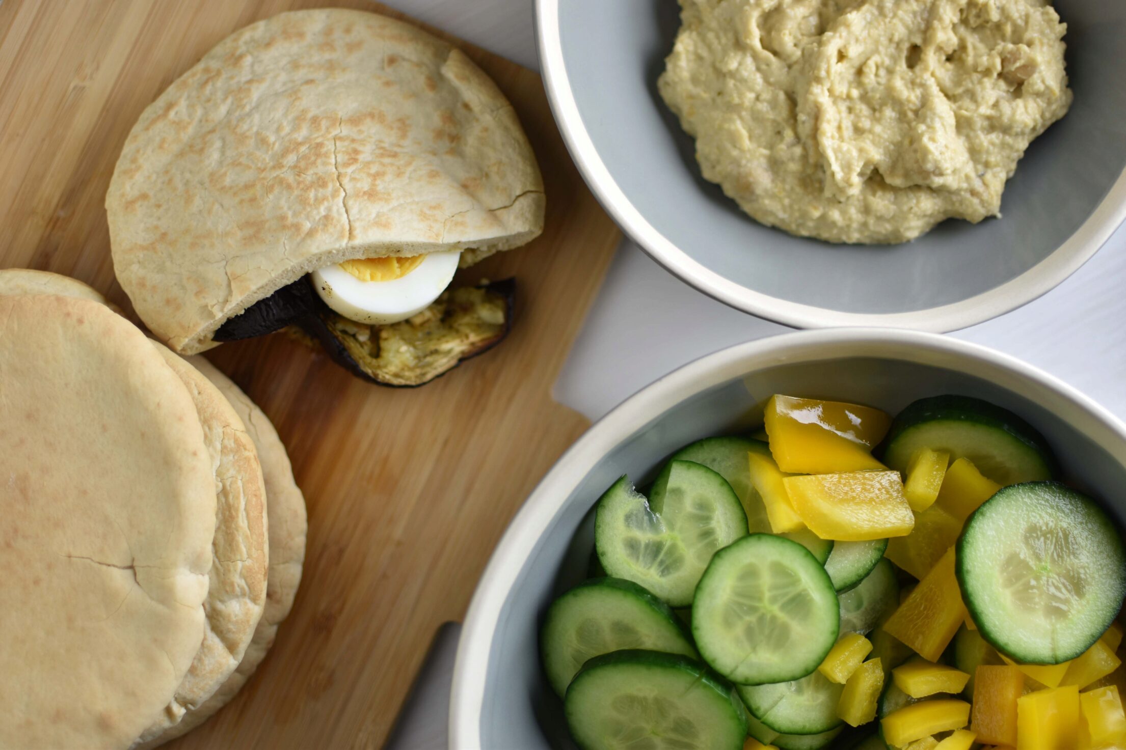 Sabich (Israëlische pita met gegrilde aubergine, eieren en tahin)