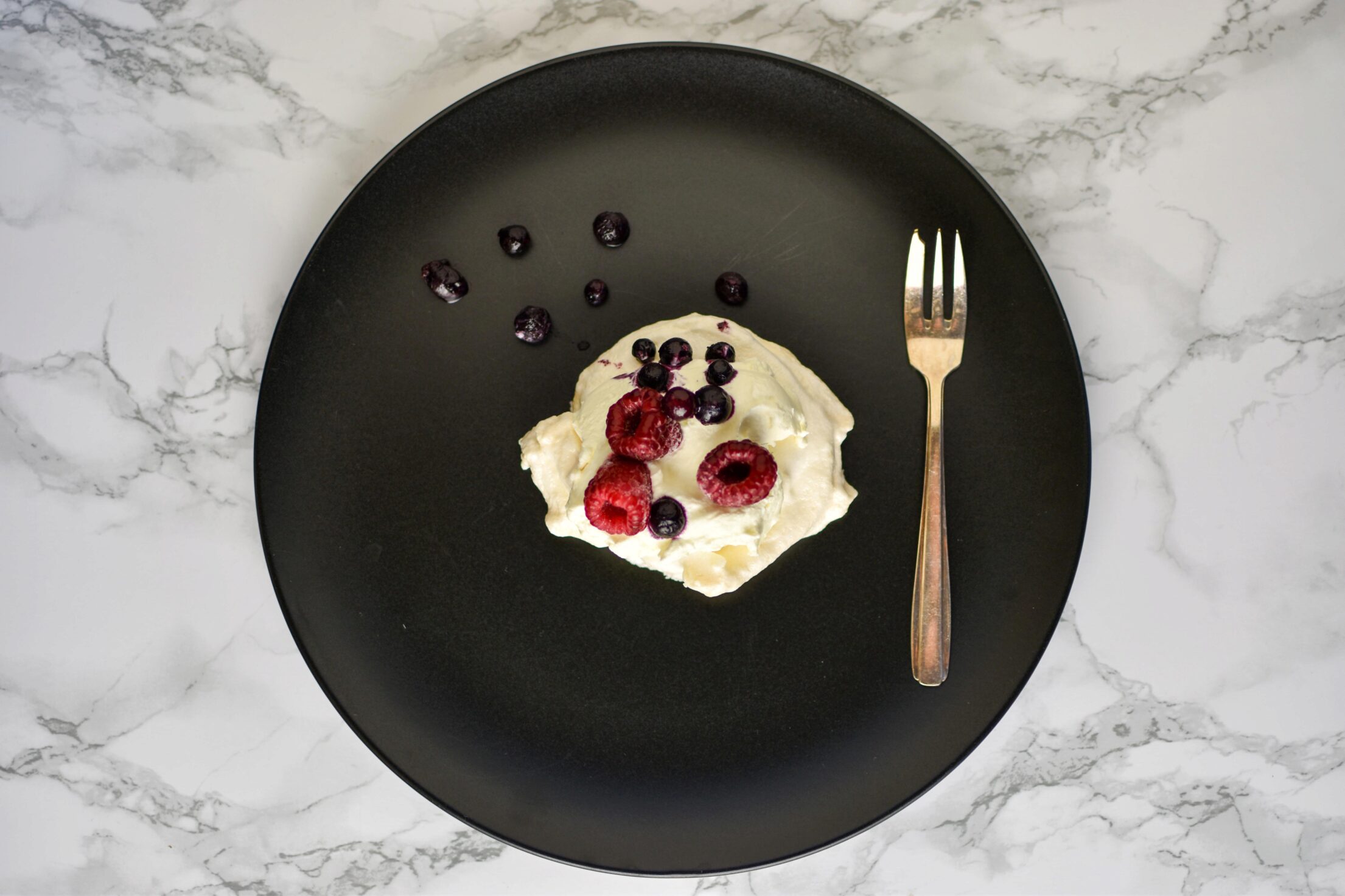 Mini pavlova’s met rood fruit