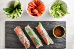 Spring rolls met gerookte zalm en avocado