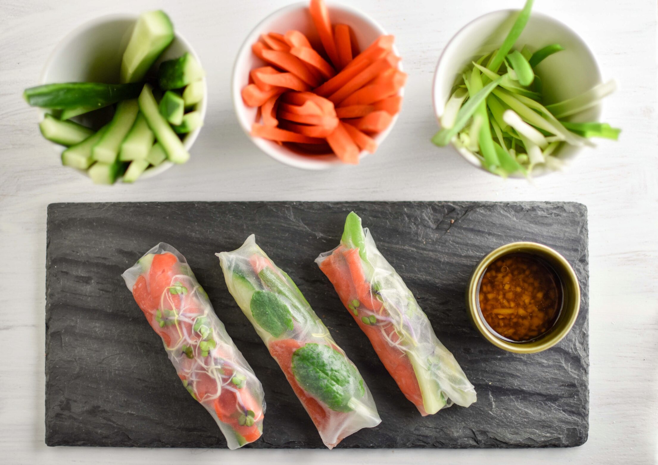 Spring rolls met gerookte zalm en avocado