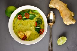 Aziatische gember kurkuma soep met pittige tofu