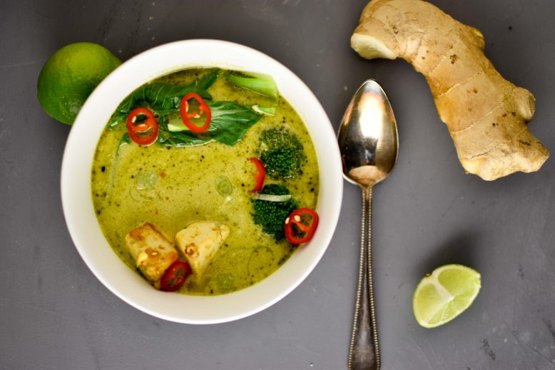 Aziatische gember kurkuma soep met pittige tofu