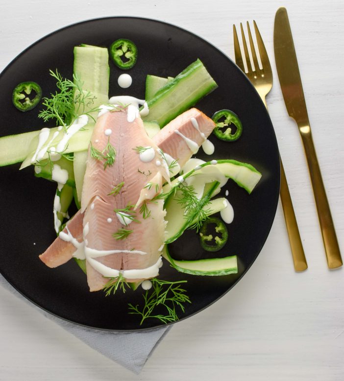 Komkommersalade met gerookte forel