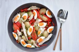 Salade met makreel, krieltjes en gegrilde paprika