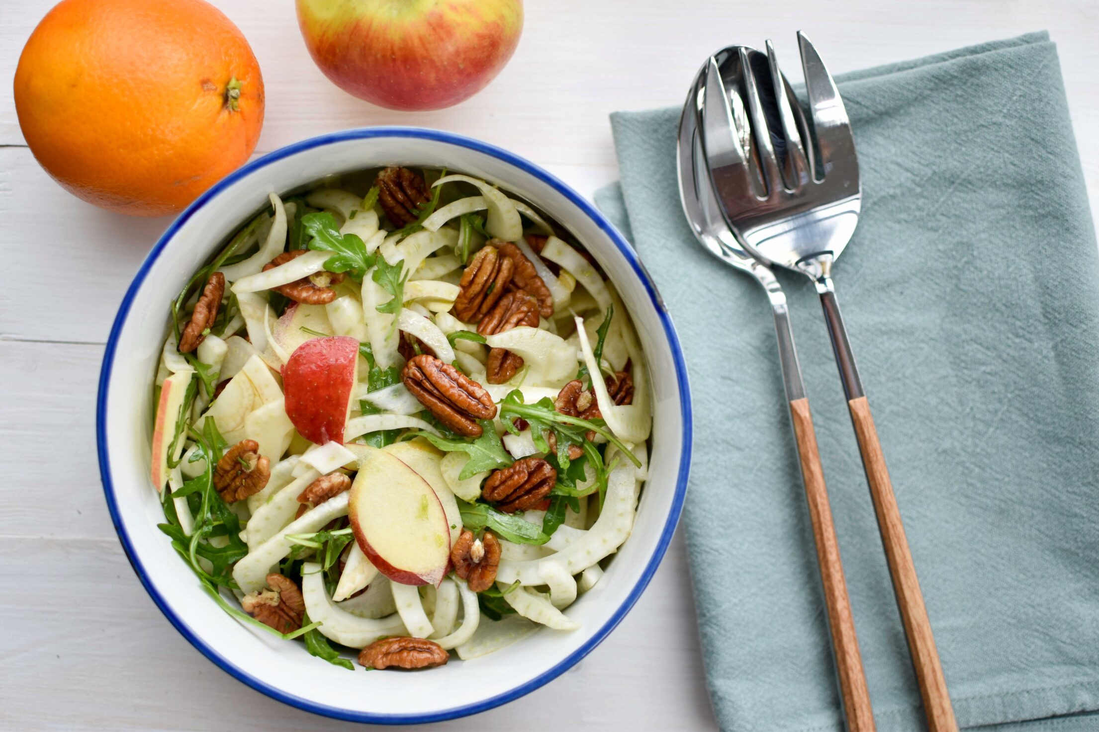 Venkelsalade met appel, pecannoten en sinaasappel