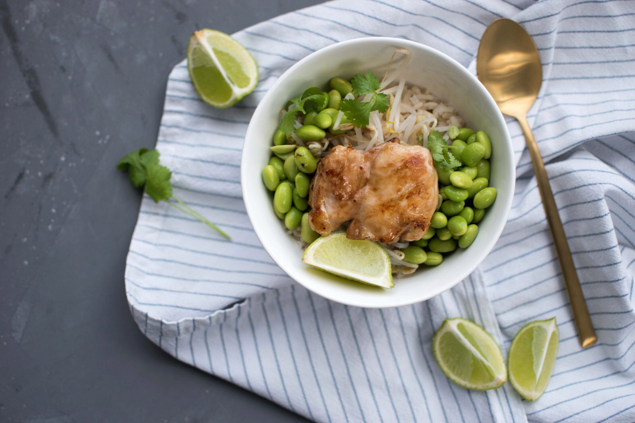 Kip teriyaki bowl met edamame boontjes en taugé My Food Blog