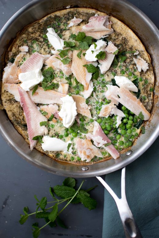 Goed gevulde omelet met forel, doperwten en munt