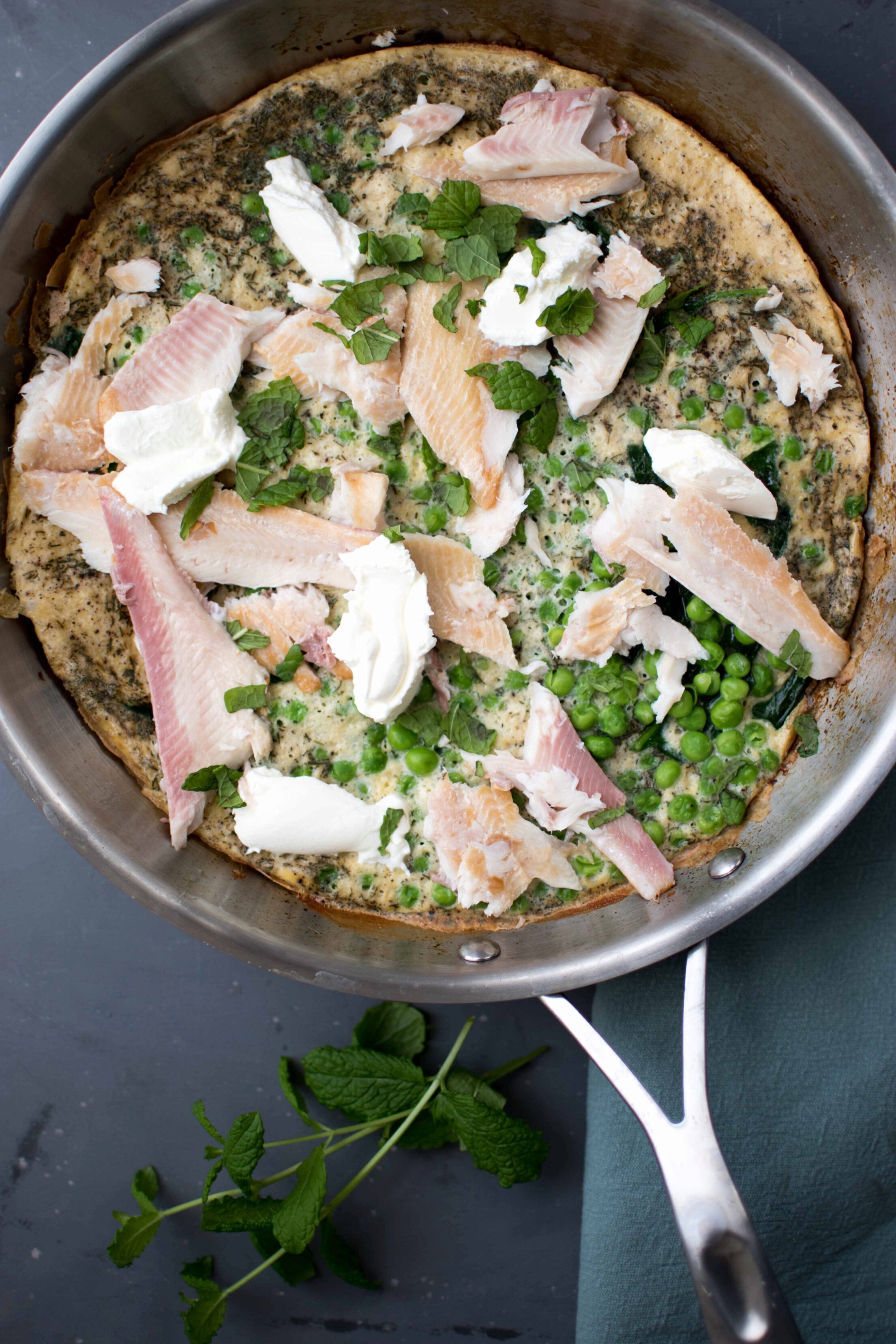 Goed gevulde omelet met forel, doperwten en munt