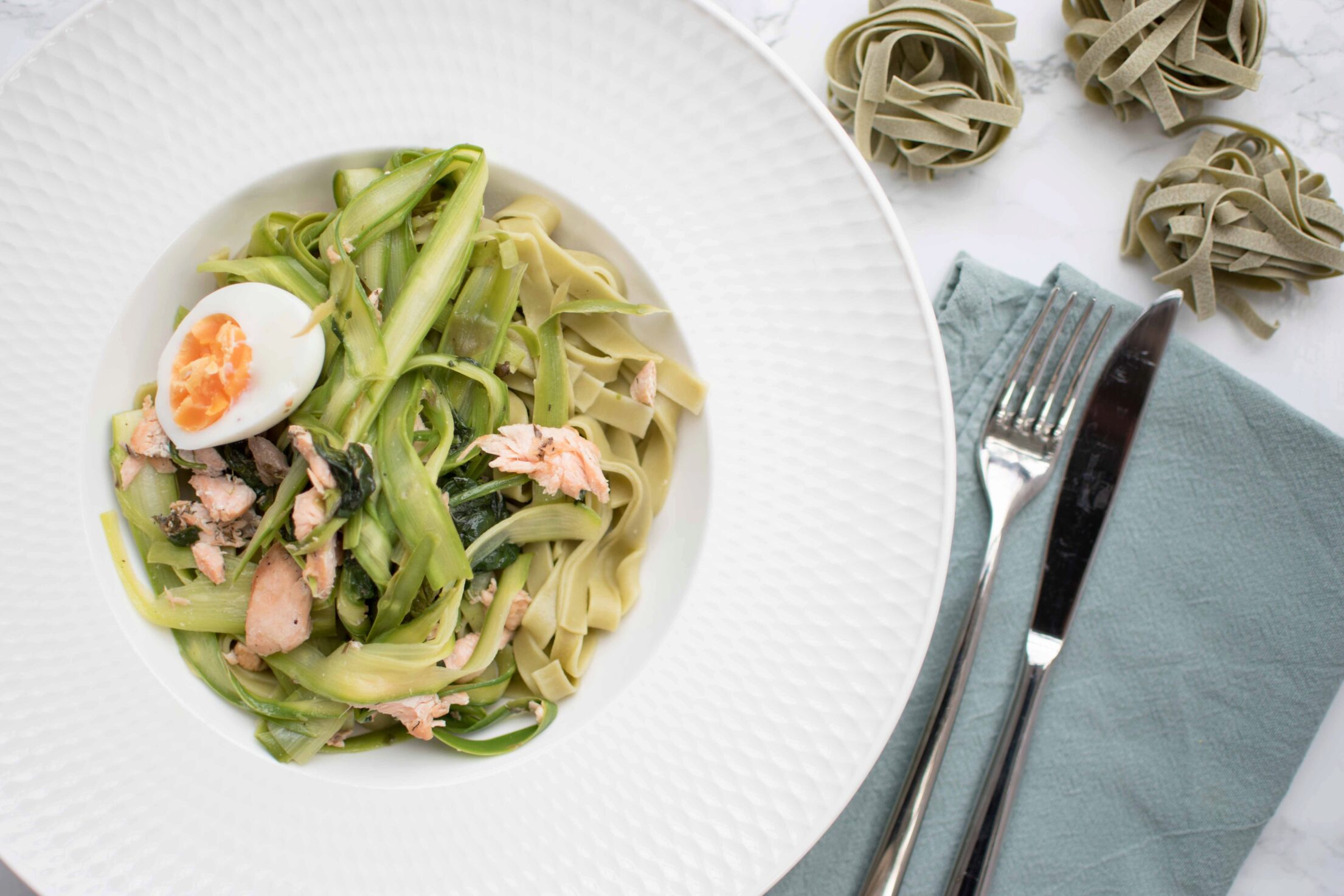 Tagliatelle met groene asperges, zalm en ei