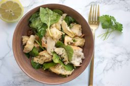 Italiaanse salade (Panzanella) met artisjok