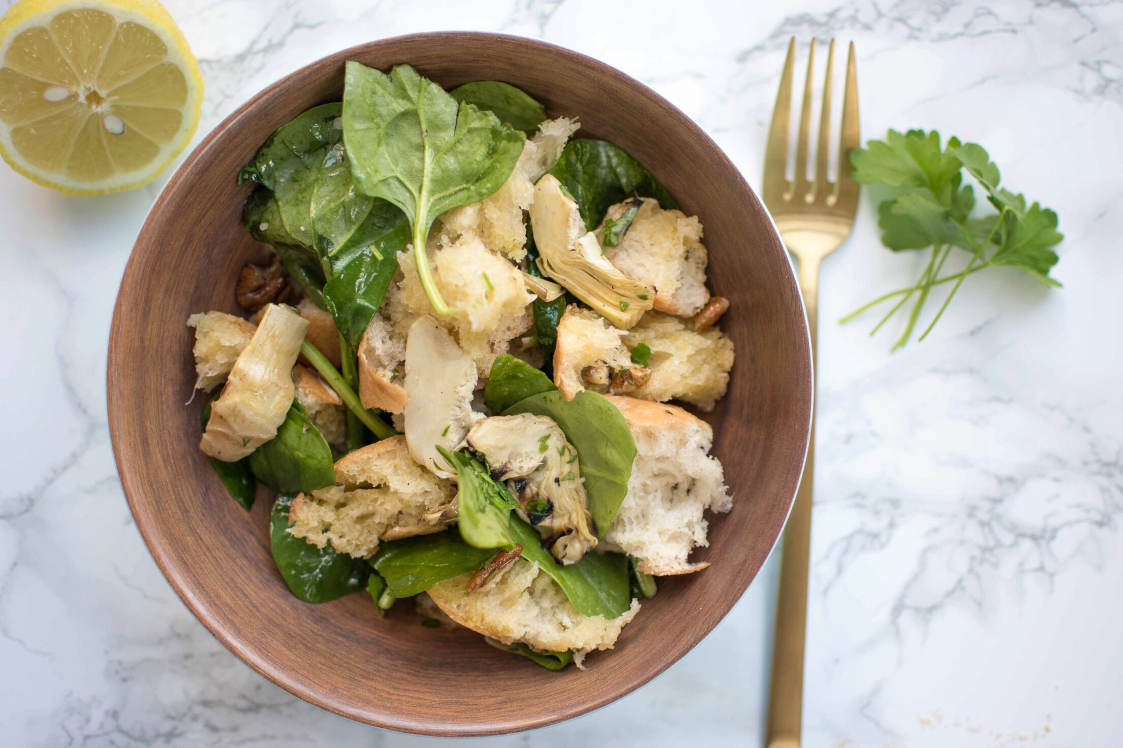 Italiaanse salade (Panzanella) met artisjok