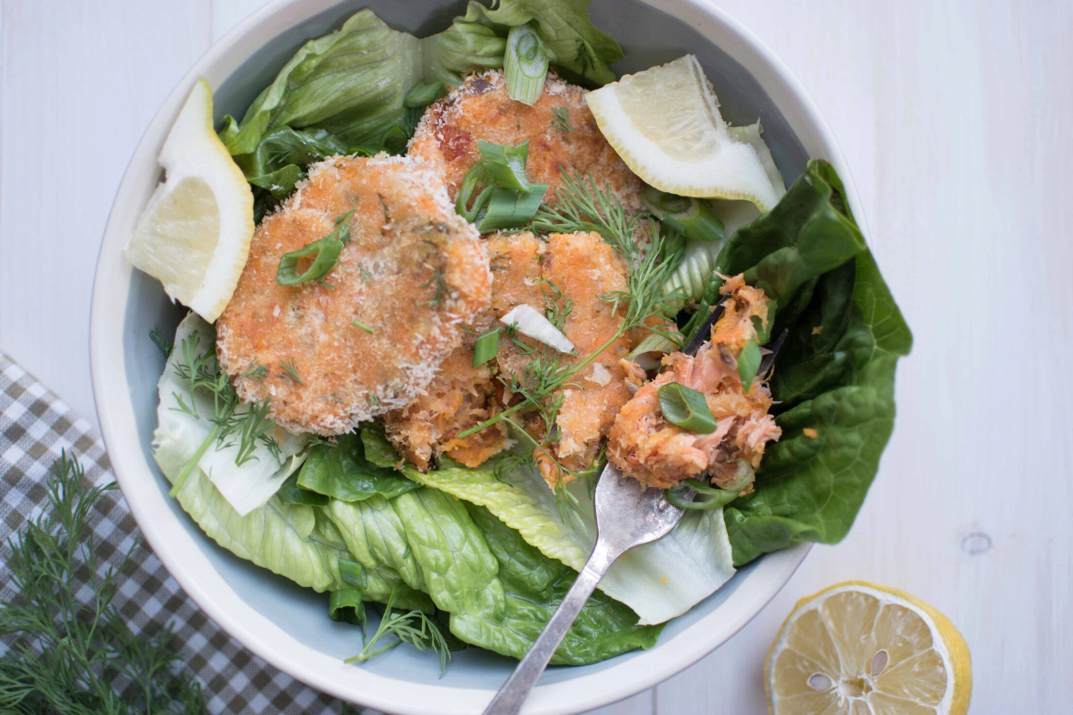 Salade met zalmkoekjes