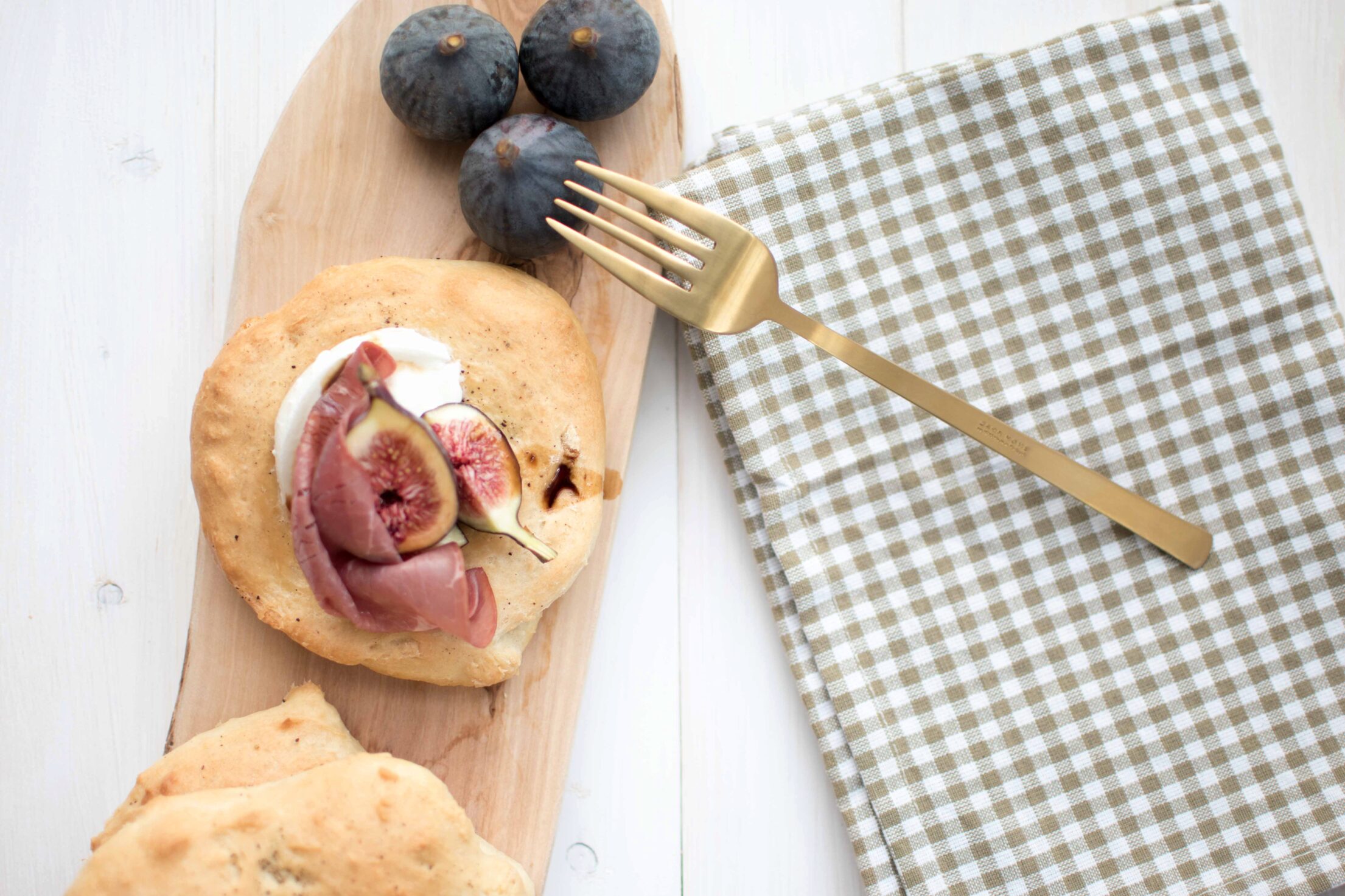 Mini pizza met vijg, mozzarella en ham (of rookvlees)