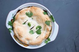 Indiase vegetarische groentetaart (met linzen, zoete aardappel en spinazie)