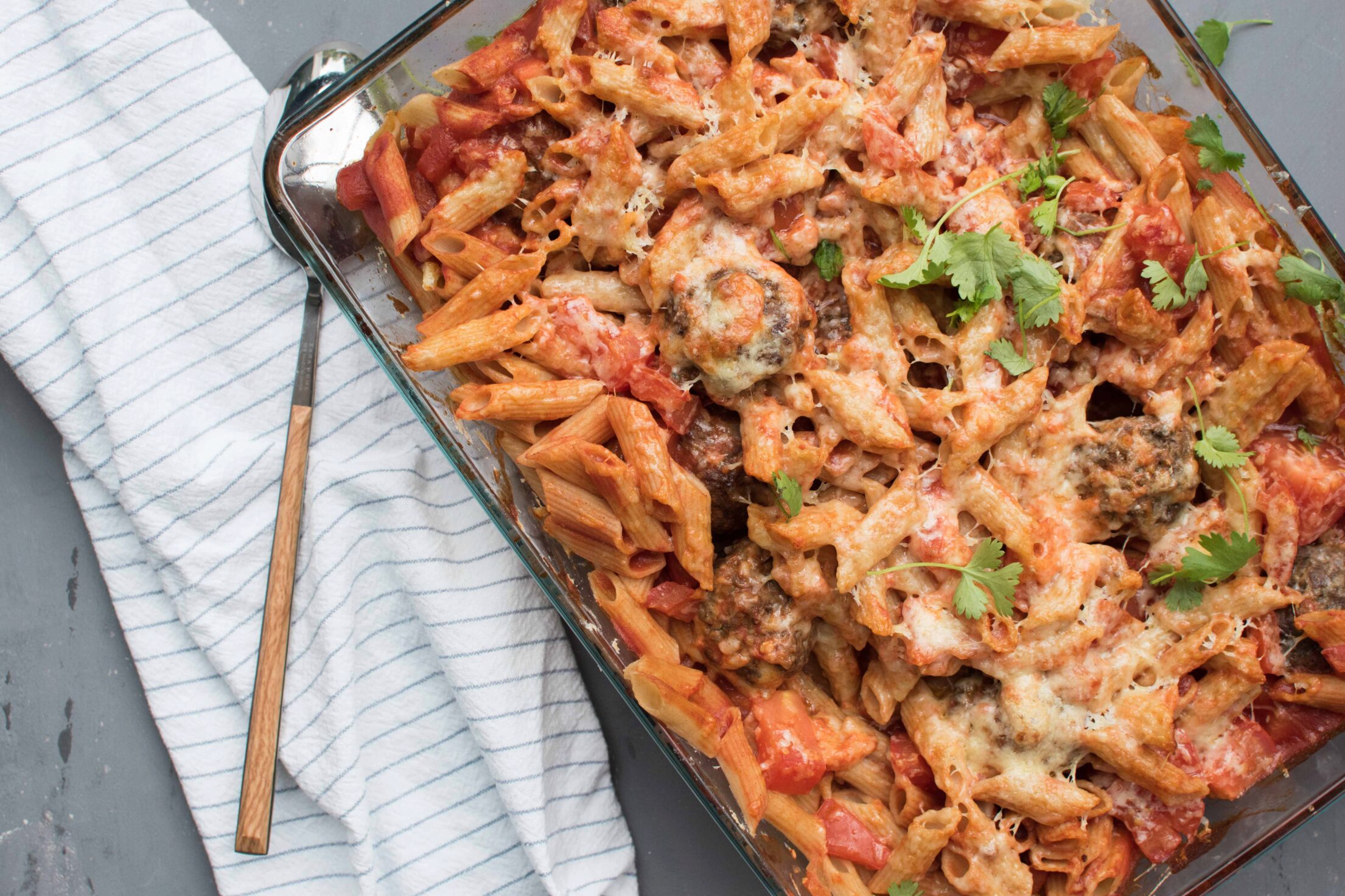 Pasta met gehaktballetjes en tomatensaus uit de oven