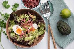 Groene salade met avocado, ei en kalkoenspekjes