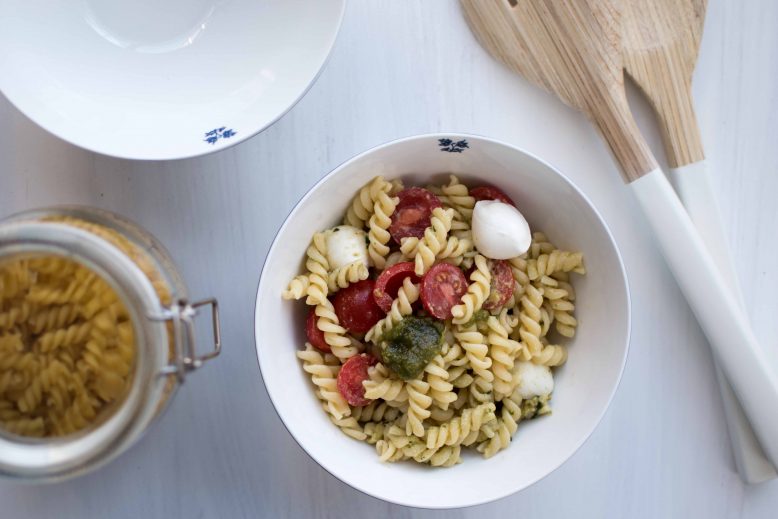 Klassieke pastasalade pesto, mozzarella, tomaat