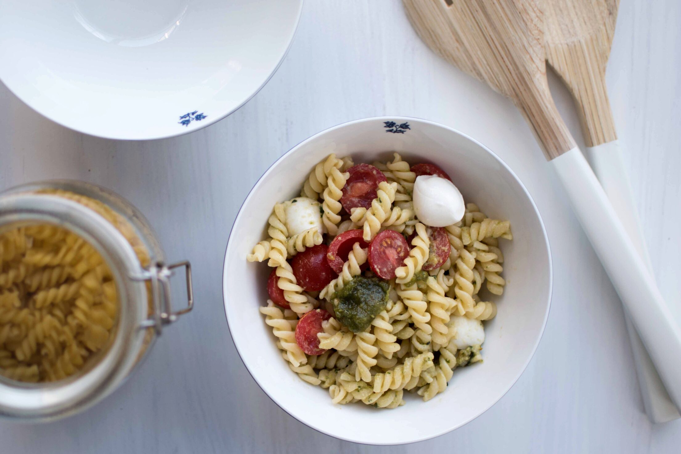 Klassieke pastasalade pesto, mozzarella, tomaat