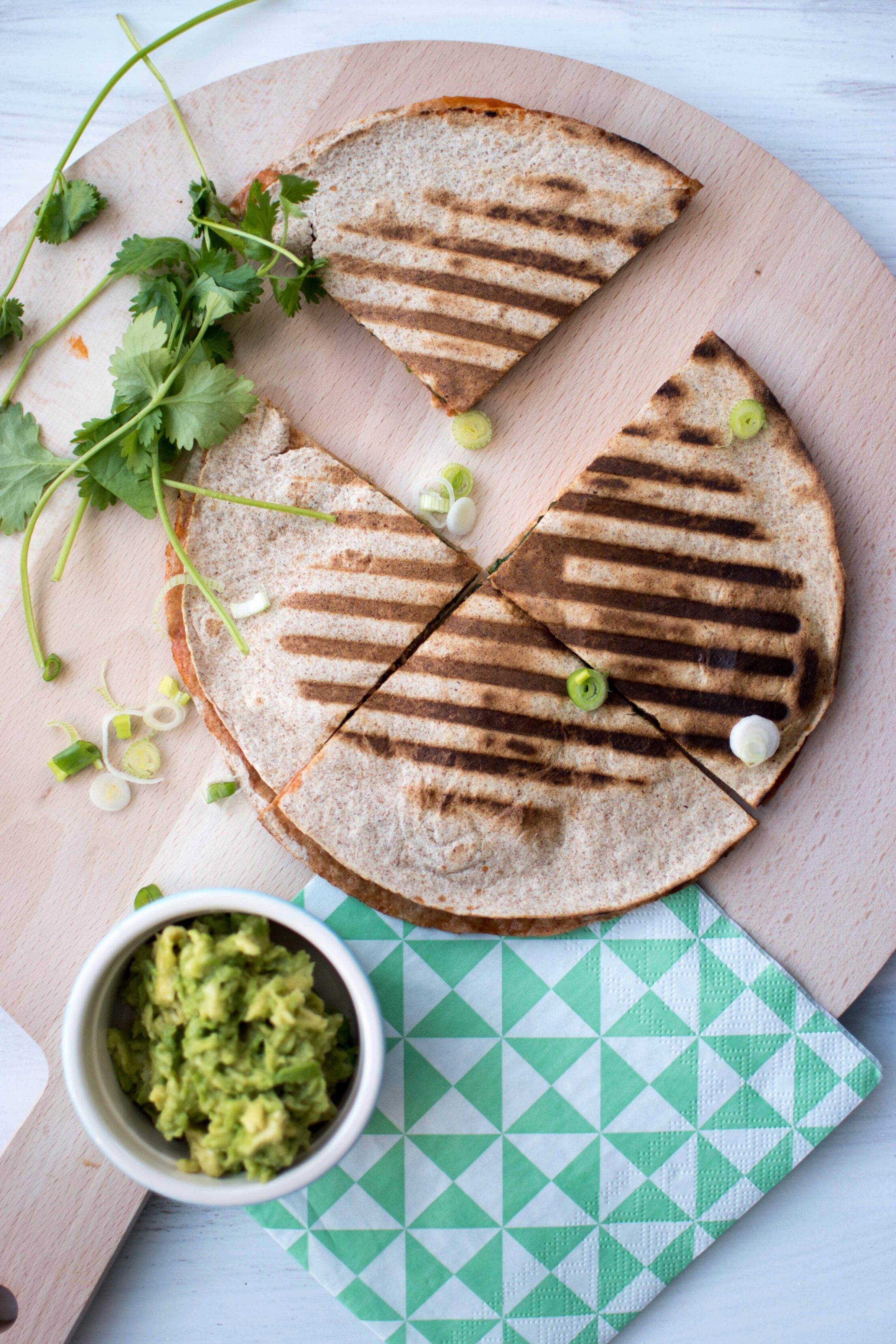 Quesedilla recept met pulled chicken, bosui en jalapeño