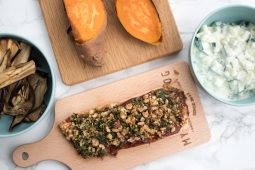 Zalm met harissa kruidenkorst, gepofte zoete aardappel en gegrilde aubergine