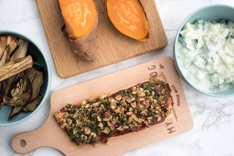 Zalm met harissa kruidenkorst, gepofte zoete aardappel en gegrilde aubergine
