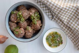 Gehaktballen met chimichurri saus