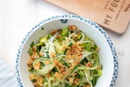Vietnamese salade met noodles