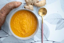 Zoete aardappelsoep met gele paprika en wortel