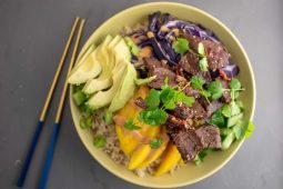 Bulgogi bowl met mango, rode kool en avocado