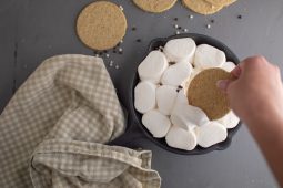 S’mores dip uit de oven (marshmallow & chocolade)