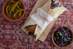 Midden-Oosterse wrap met Turkse gehaktballetjes en rode kool