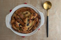 Simpele broodpudding van restjes kerstbrood