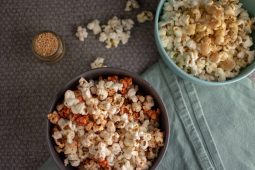 Zelf popcorn maken: zoute popcorn met BBQ kruiden en zoete popcorn met (salted) karamel