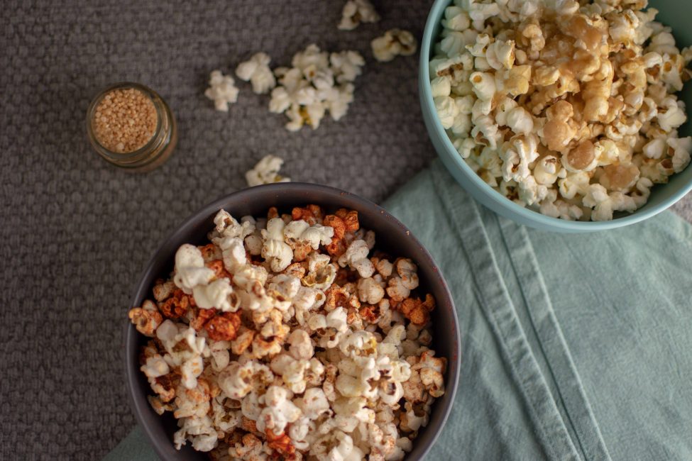Zelf popcorn maken: popcorn met BBQ kruiden en zoete met (salted) karamel - My Food