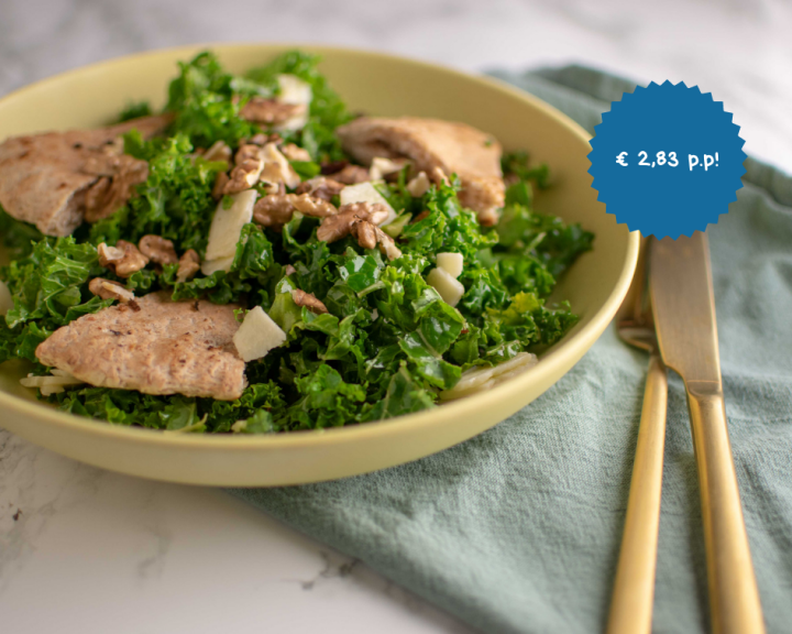 Boerenkool salade met Parmezaanse kaas en pita croutons