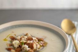 Bloemkoolsoep met peer en feta
