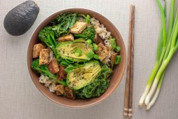 Vegetarische poke bowl met tempeh en broccolini