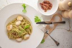 Pasta in avocadosaus met coquilles