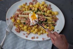 Witte asperges met garnalen en ei in botersaus